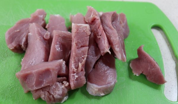 Cortamos la carne de solomillo en medallones