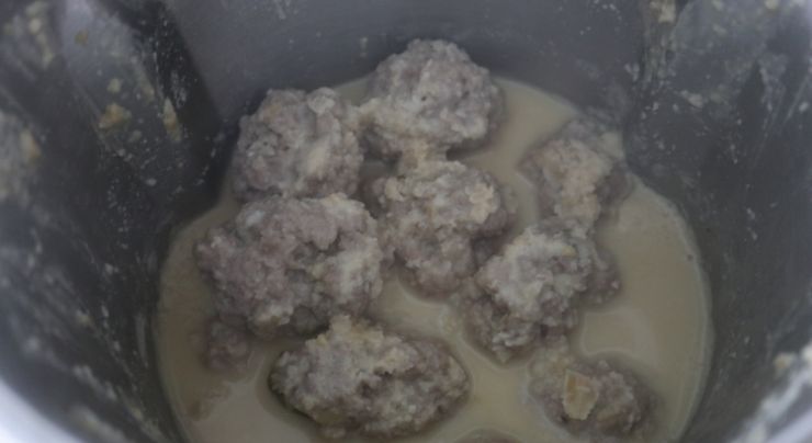 Ponemos dentro del vaso la salsa y las albóndigas y cocinamos todo junto