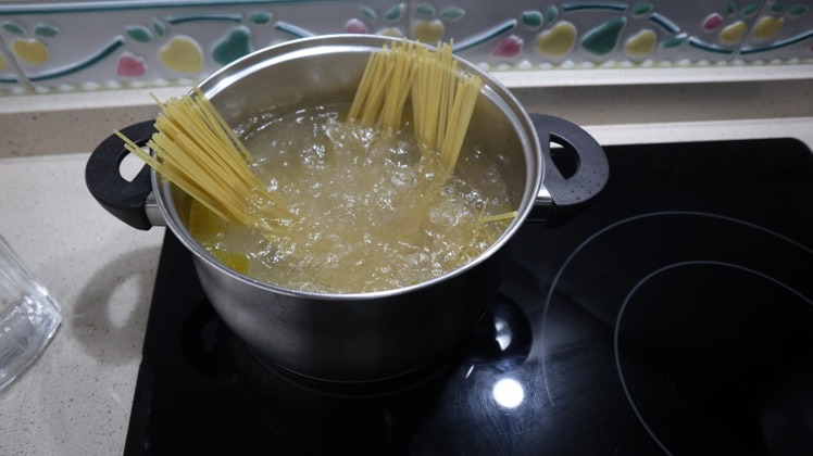 cazuela agua hirviendo pasta