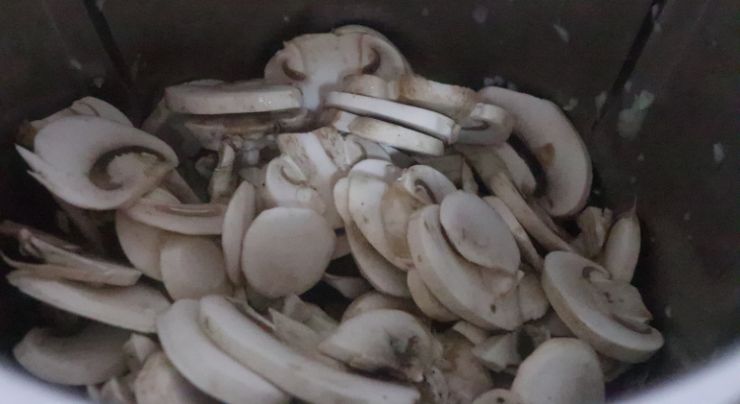 Ponemos los champiñones y los cocinamos