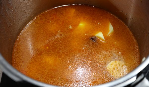 Echamos el agua y las patatas y las cocemos junto a las costillas