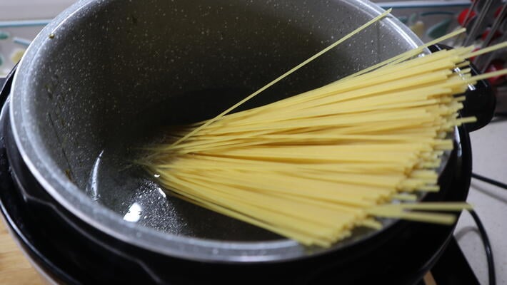 Ponemos los espaguetis con un poco de agua y una pizca de sal