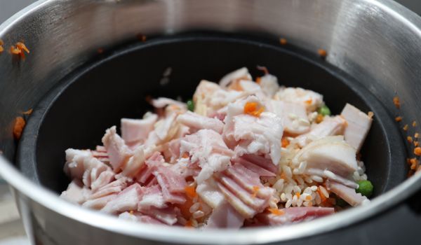 Poner todos los ingredientes dentro del cestillo y del vaso para cocinarlos