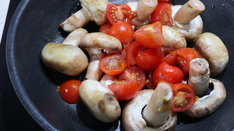 cocinar los champiñones con el tomate