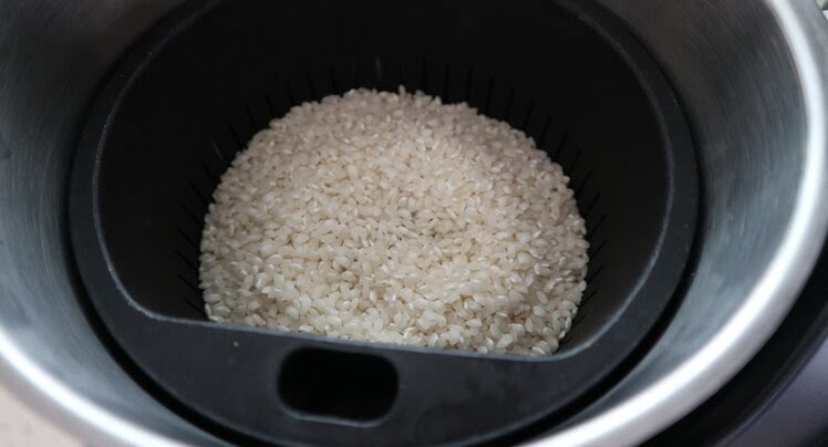 Ponemos todos los ingredientes en la jarra y el arroz en el cestillo y lo cocemos