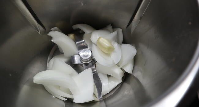 ponemos la cebolla y los ajos y los picamos en el vaso