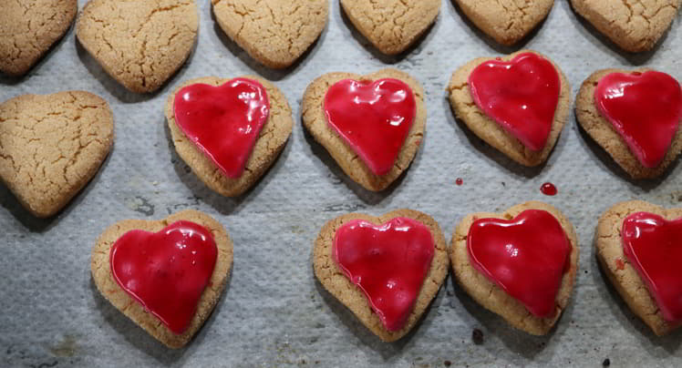 Ponemos el corazón pegado de fondant encima de la galleta