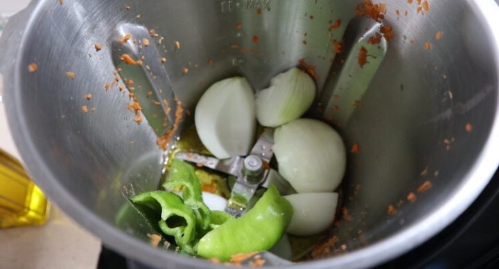 Triturar el resto de las verduras en el vaso