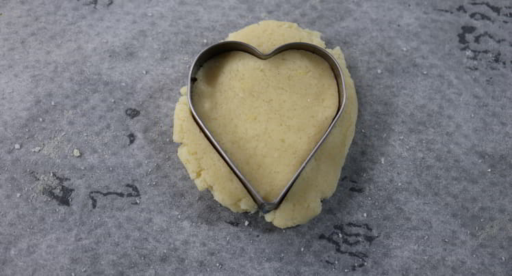 Hacemos con el corta pastas la forma de corazón