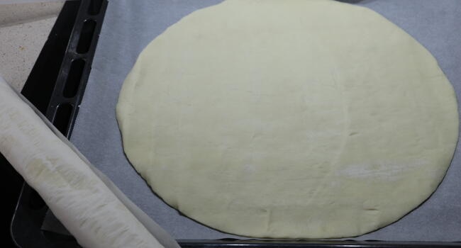 Extendemos la láminas de hojaldre sobre una hoja de de horno una encima de otra