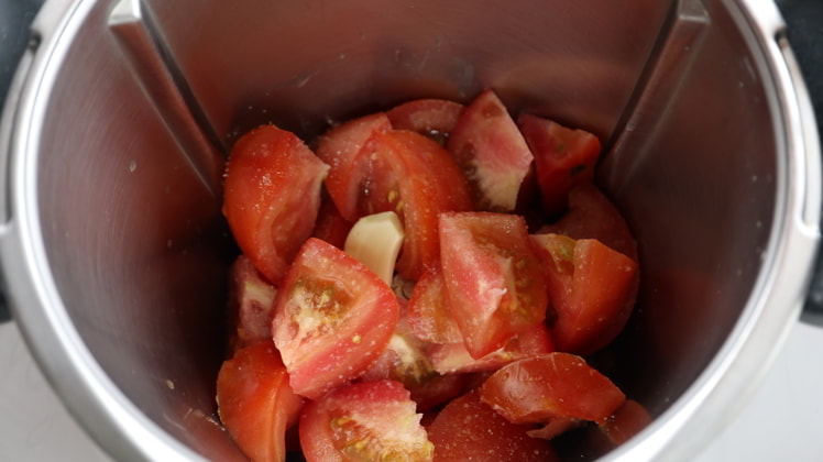 Ponemos el tomate y lo trituramos