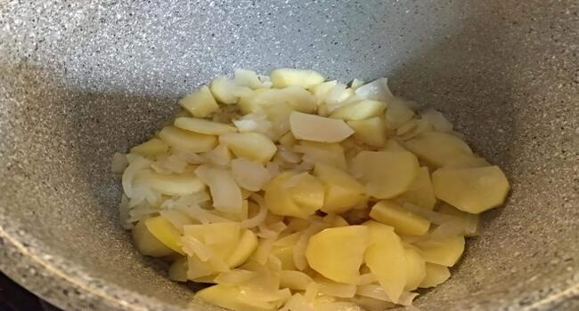 Echamos la cebolla junto a las patatas y cocinamos