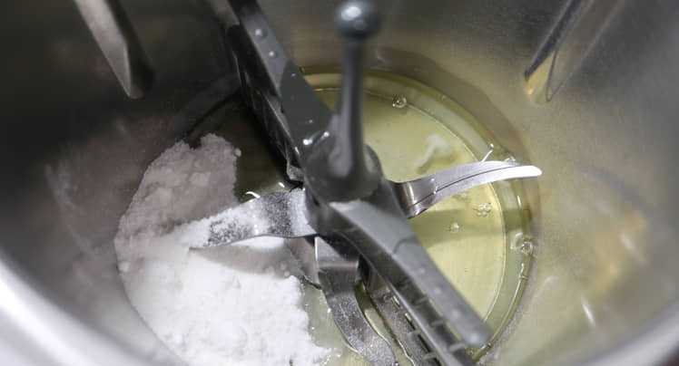 Ponemos los ingredientes y montamos la nata