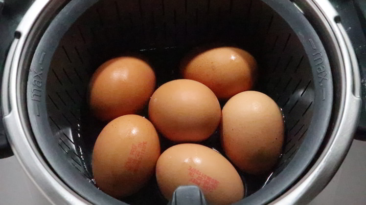 Ponemos agua en el vaso y cocemos los huevos