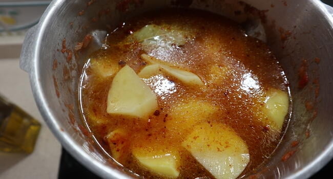 Echar el resto de los ingredientes para preparar el guiso