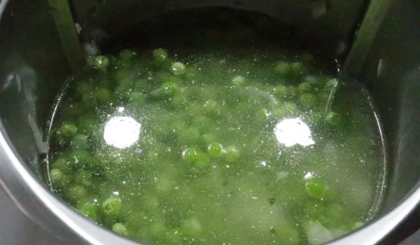 Echamos los vasos y cocinamos los guisantes junto a las patatas