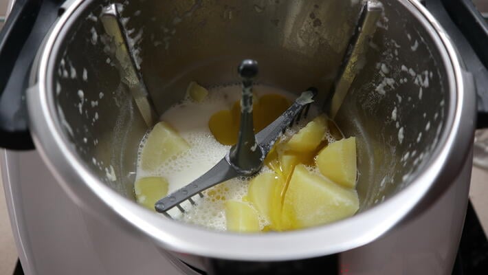 crema-de-patata-en-thermomix Añadimos ahora un chorrito de aceite y lo trituramos con la Thermomix