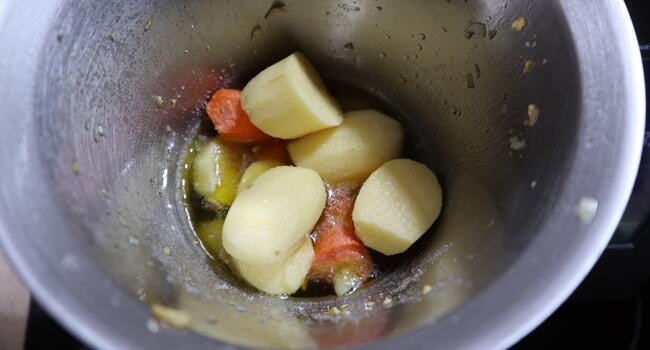 Echar los ingredientes para hacer el puré de zanahorias