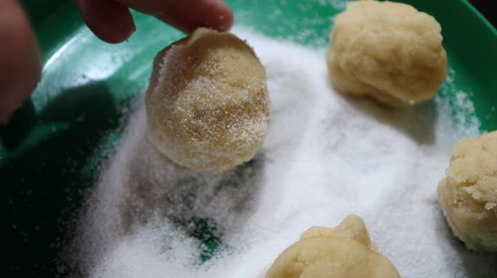 Hacer las bolas con las masa para hacer las escobas