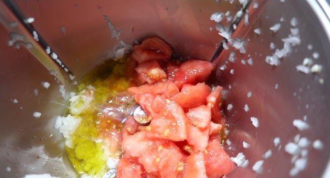 Echamos el resto de las verduras con el tomate natural y preparamos el sofríto