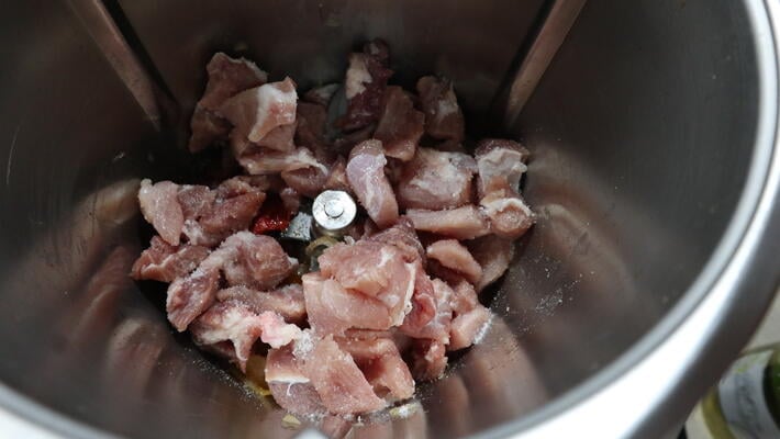 Echamos los ingredientes para preparar el sofrito de los noodle