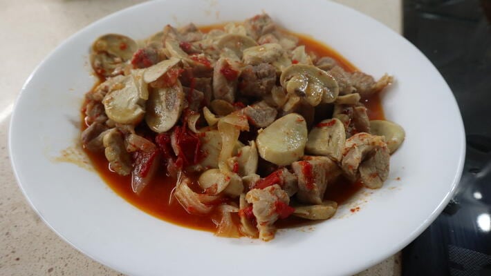 Rehogamos los champiñones junto a la carne