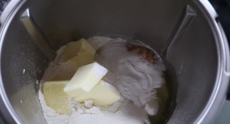 Ponemos los ingredientes y mezclamos