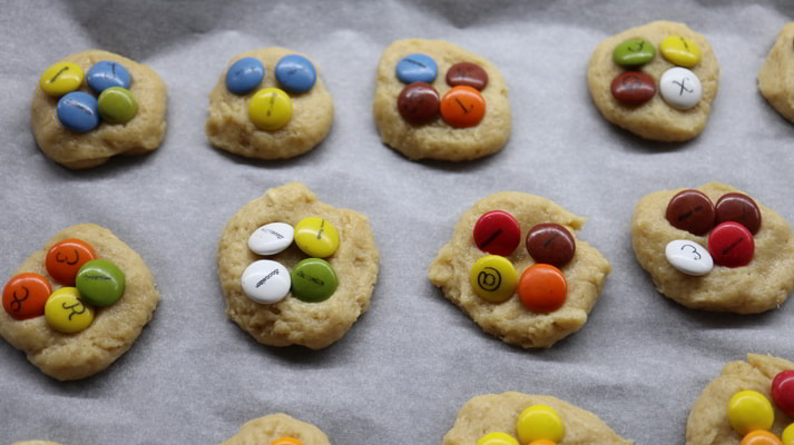Hacer las galletas y poner los lacasitos para hornear