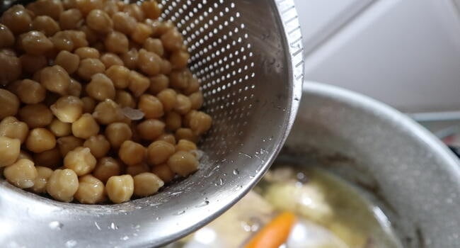 Echar ahora los garbanzos cocidos