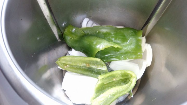 Echamos la verdura en el vaso y picamos