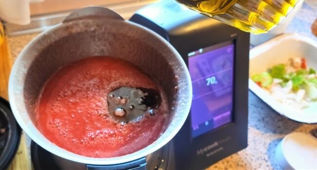 Echamos el aceita para que el gazpacho quede más suave