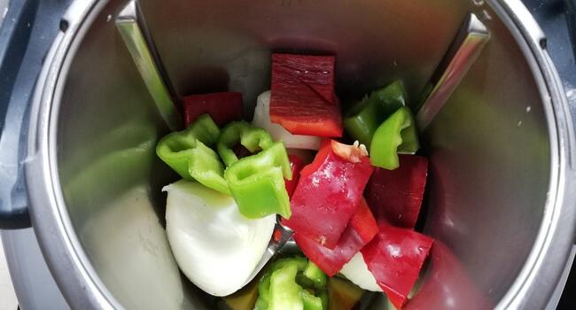 Echamos todas las verduras y picamos