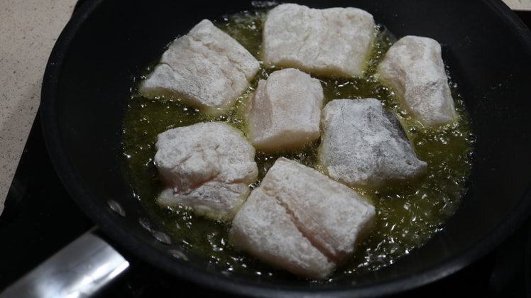 Ponemos la merluza y freímos todo