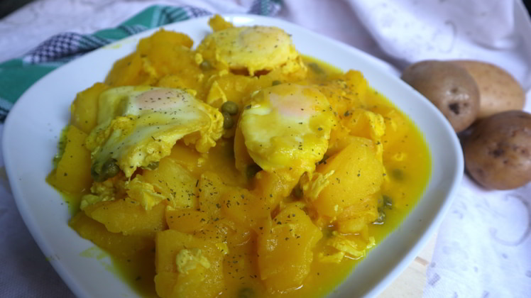 guiso patatas huevo listo para servir receta casera