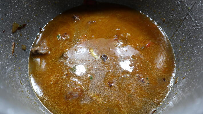 guiso-sano-olla-gm Echar el agua en la cubeta para hacer el guiso