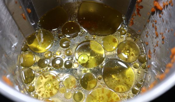 Echamos en el vaso el agua y el aceite para el varoma