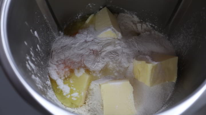 Ponemos los ingredientes y los mezclamos bien en la Thermomix