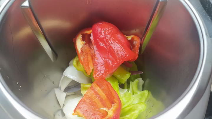 Echamos los pimientos y la cebolla y picamos todo