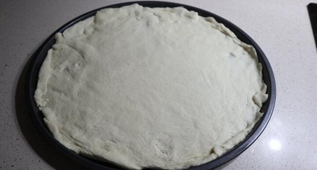 Estiramos la masa de la pizza que hemos hecho con Thermomix