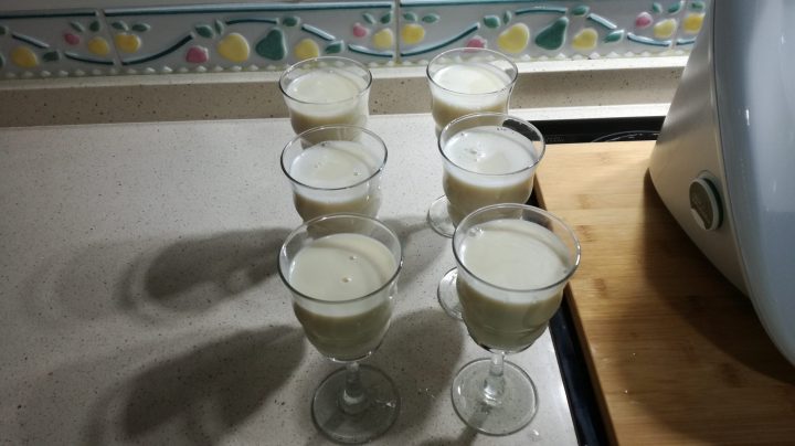 LLevamos los vasitos al frigorífico para cuajar