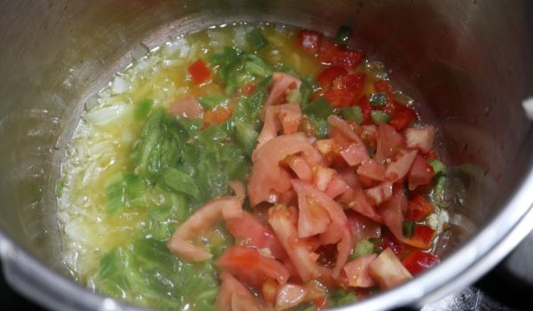 Echamos las verduras y las sofreímos