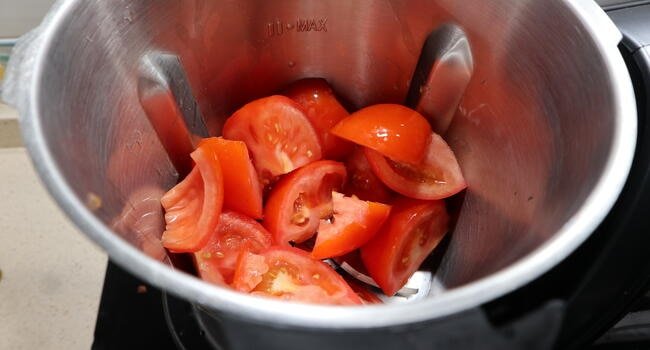 Echamos el tomate natural en el vaso y lo picamos