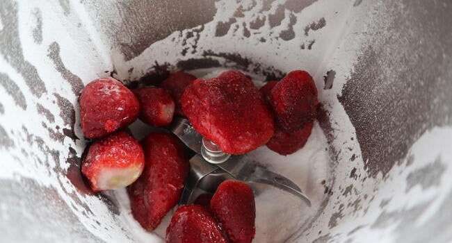 Ponemos las fresas congeladas y las trituramos