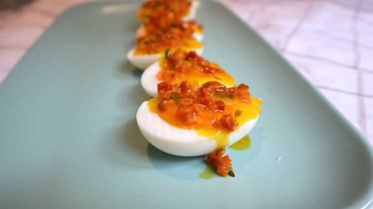 huevos-duros-salsa-jamon-servidos huevos duros salsa jamon servidos