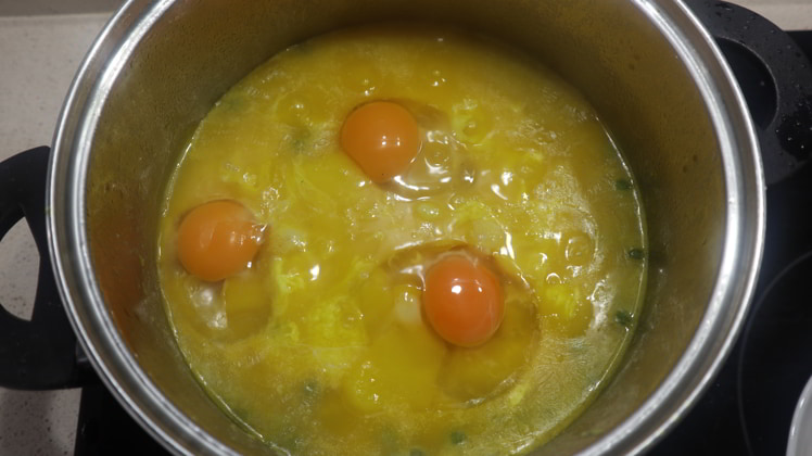 huevos en guiso patatas receta tradicional