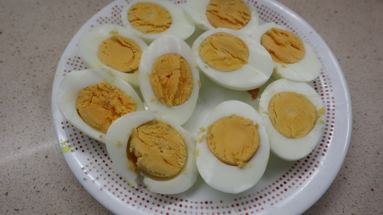 huevos pelados cortados mitades