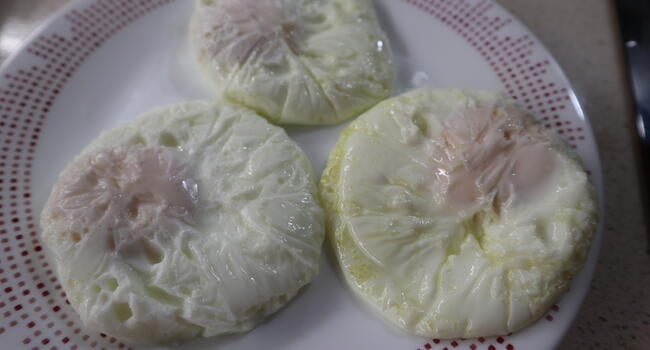 Sacar los huevos poché del varoma