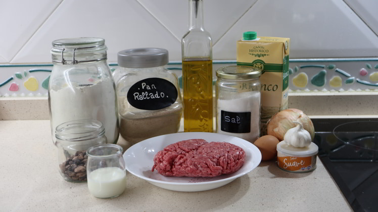 Los ingredientes necesarios para hacer albóndigas en salsa de piñones