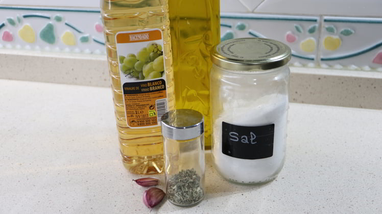 Los ingredientes para aliñar la ensalada de pimiento del piquillo