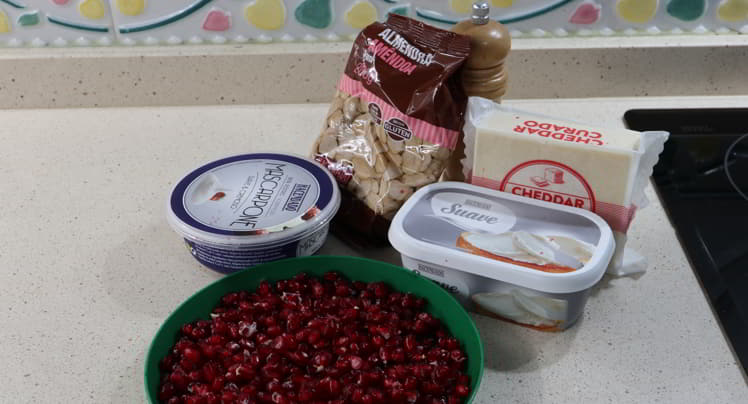 Los ingredientes necesarios para hacer aperitivo de queso con granada en Thermomix